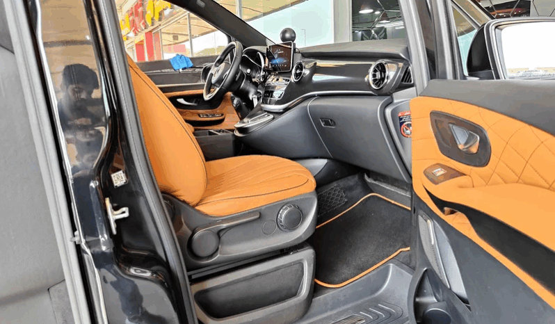 
								AED 4,150 P.M | 2023 Mercedes Benz V250 | V-Line | Under Warranty | 8 Seater | GCC full									