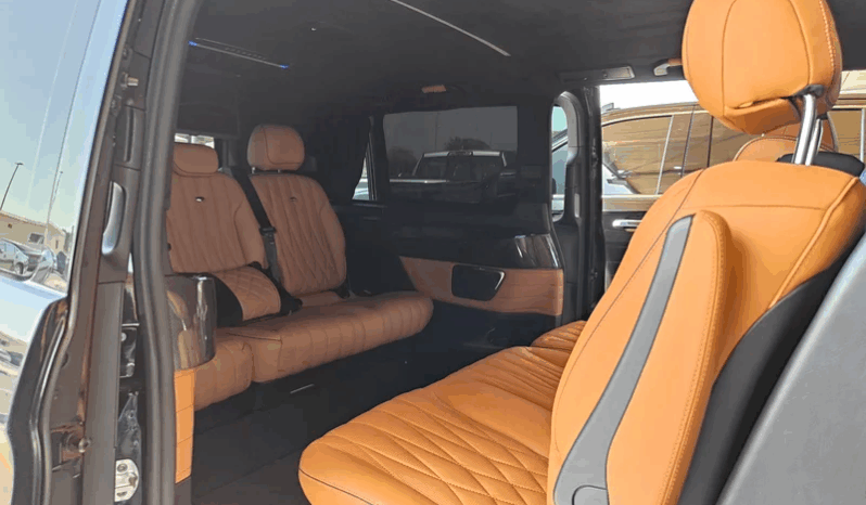 
								AED 4,150 P.M | 2023 Mercedes Benz V250 | V-Line | Under Warranty | 8 Seater | GCC full									