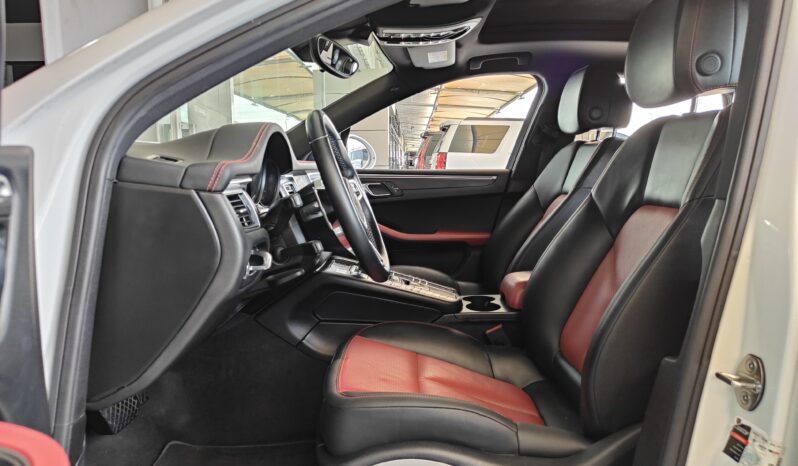 
								AED 1,250 P.M | 2018 Porsche Macan | Under Warranty | GCC full									
