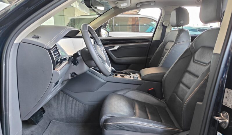 
								AED 1,500 P.M | 2019 Volkswagen Touareg HighLine| Under Warranty | GCC | full									