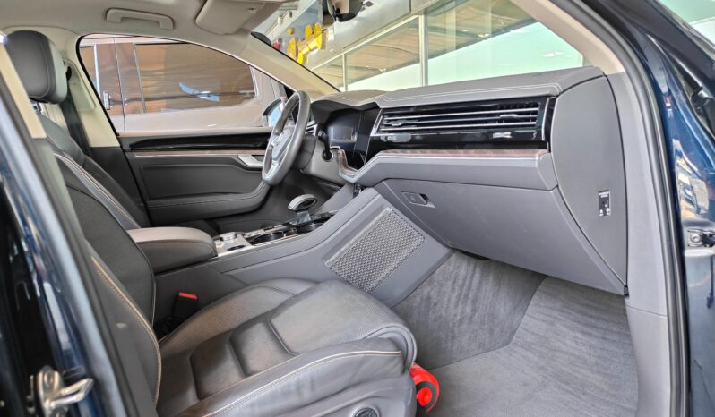 
								AED 1,500 P.M | 2019 Volkswagen Touareg HighLine| Under Warranty | GCC | full									