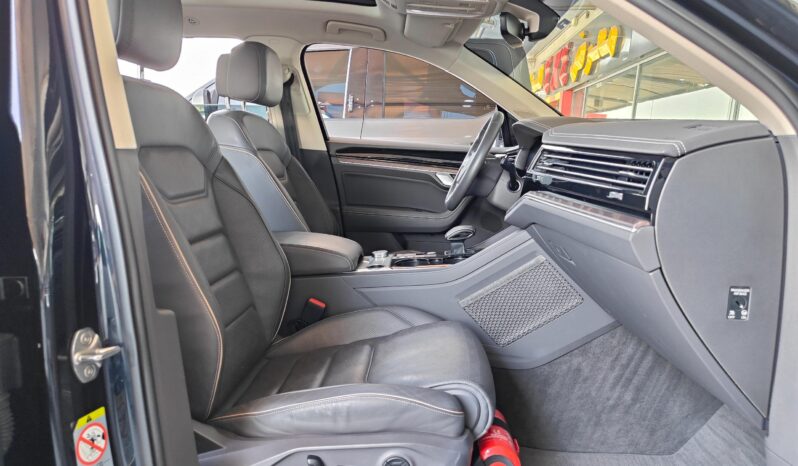 
								AED 1,500 P.M | 2019 Volkswagen Touareg HighLine| Under Warranty | GCC | full									