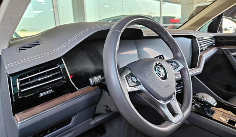 
								AED 1,500 P.M | 2019 Volkswagen Touareg HighLine| Under Warranty | GCC | full									