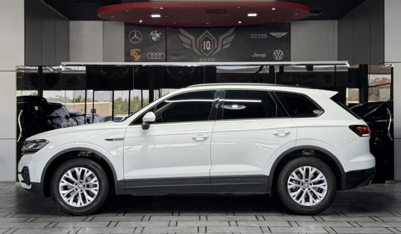 
								AED 1,145 P.M | 2020 Volkswagen Touareg Comfortline | Under Warranty | GCC | full									