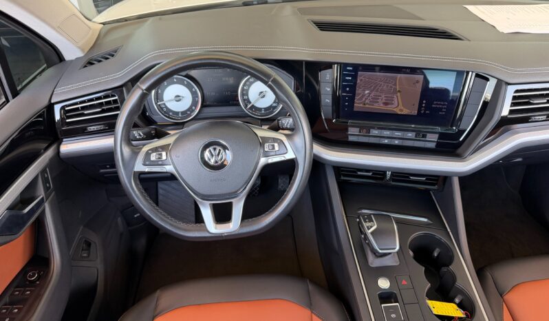 
								AED 1,145 P.M | 2020 Volkswagen Touareg Comfortline | Under Warranty | GCC | full									